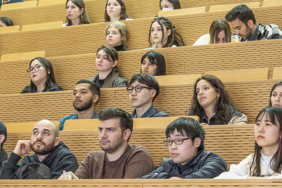 Studierende sitzen in den Reihen eines Viadrina-Hörsaals